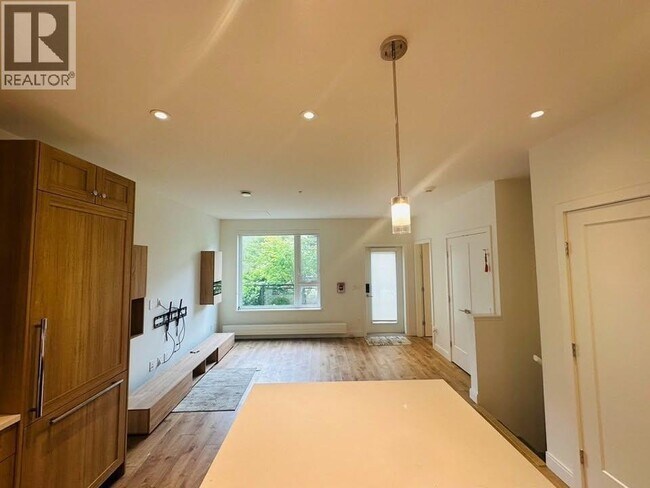 Photo - 525 E 2nd St