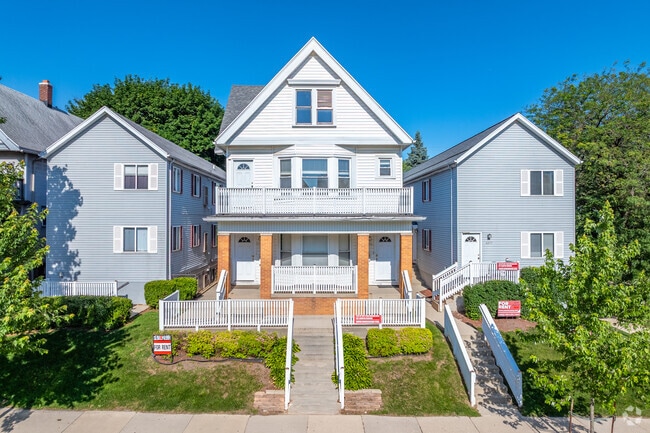 Fotografía del edificio - 3373 N Oakland Ave