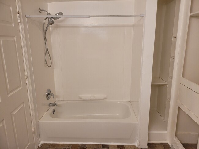 Tub - 511 Salem Ave Building Unit 511 Salem Ave