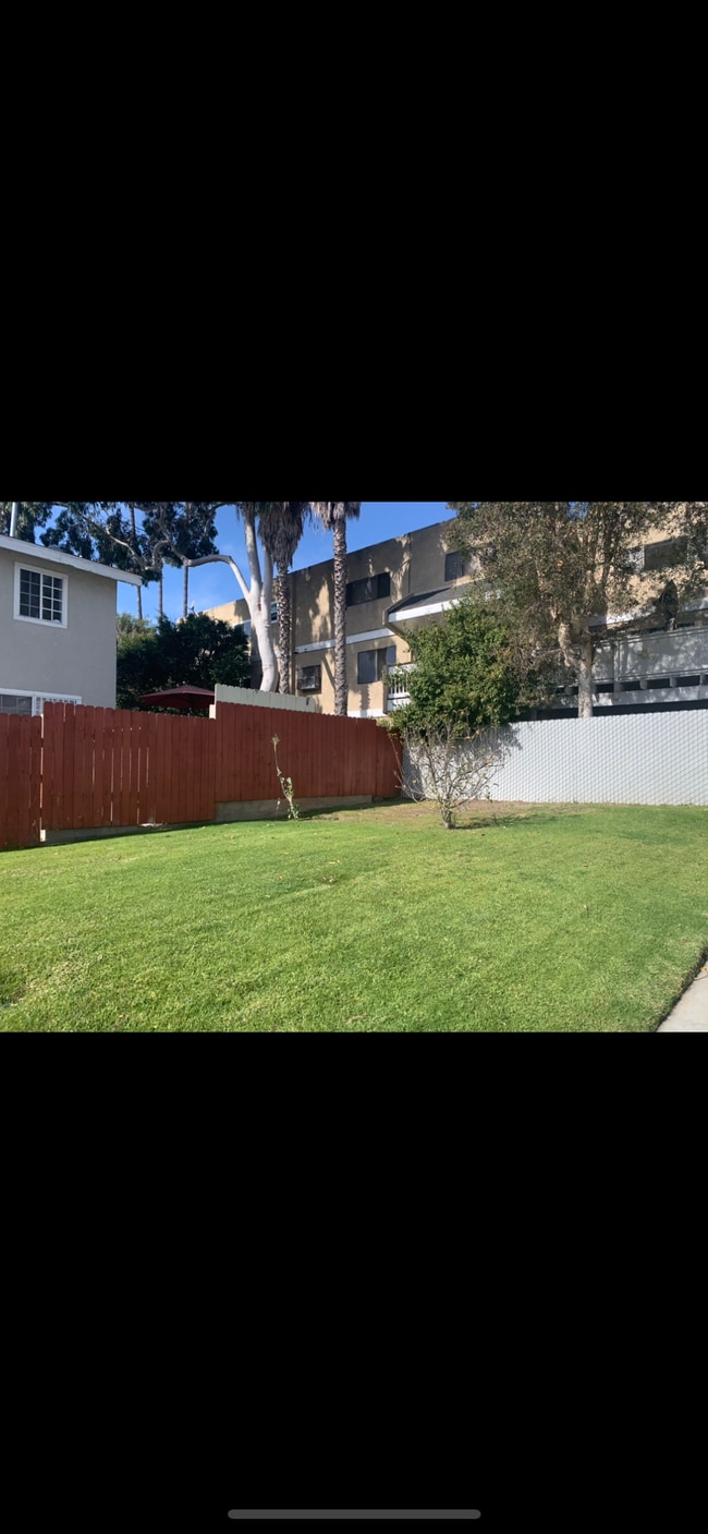 Backyard outdoor space - 737 Venice Way Unit #3