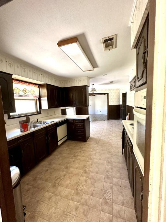 Photo - 710 Hutchings St