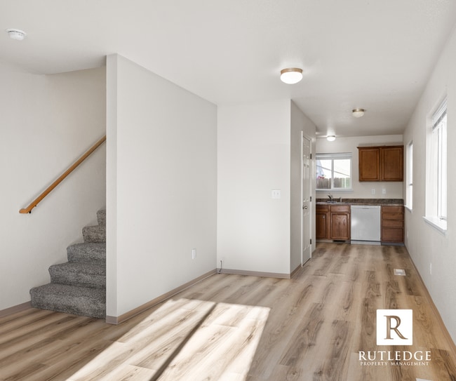Building Photo - 3 Bedroom 2 1/2 Bath Townhome in White Cit...