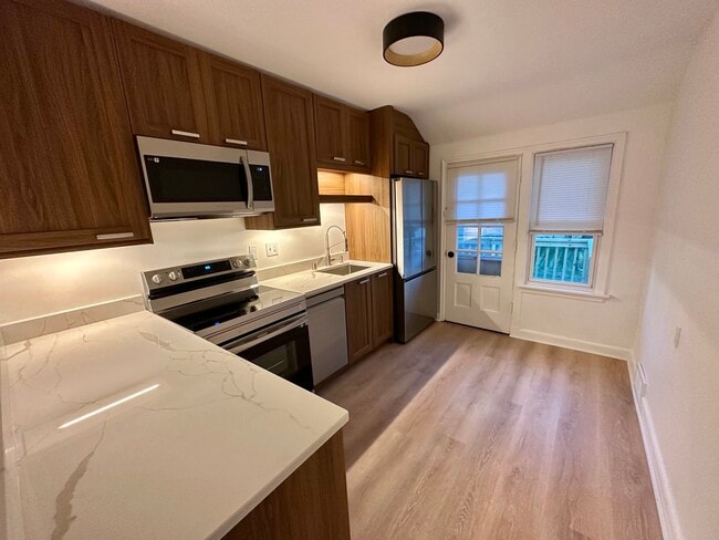 Photo - 4950 N Port Washington Rd Unidad 3