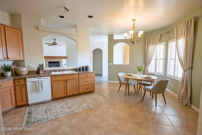 Photo - 988 Louie St