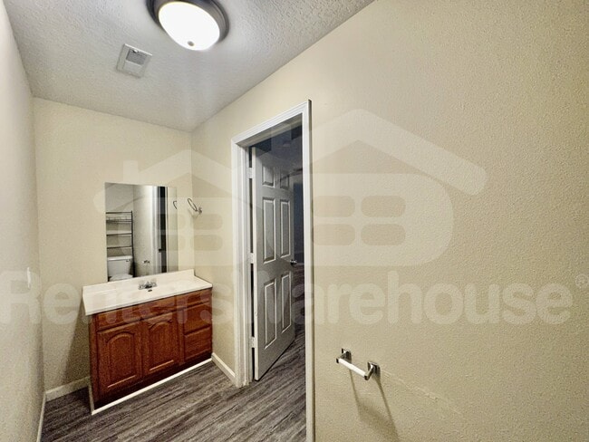 Photo - 300 W North St