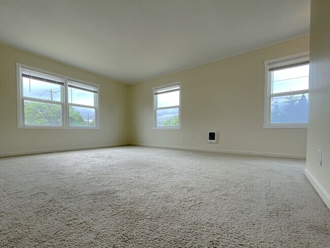 Photo - Charming Second Floor 1-Bedroom Close to Peninsula Park! Unit C