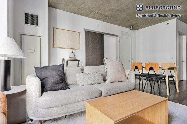 Photo - 215 W Lake St Unidad FL6-ID1342