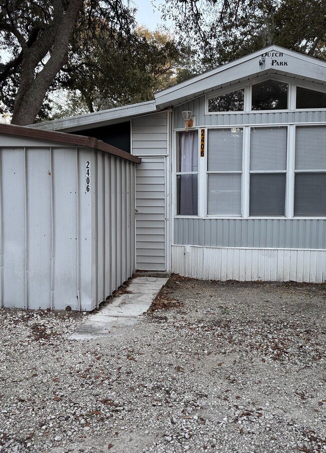 Building Photo - 2406