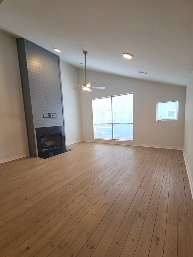 Photo - 920 Memorial Dr SE