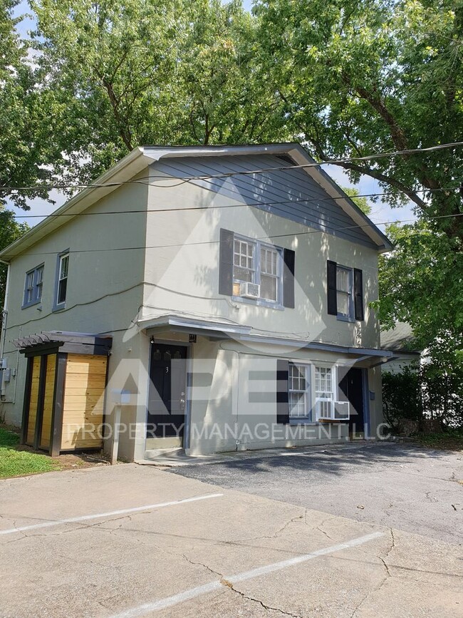 Spacious Top Floor 2 Bd - 1Ba Duplex Apart... - Spacious Top Floor 2 Bd - 1Ba Duplex Apart... House