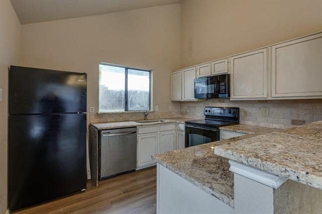10611 Woodleaf Dr
