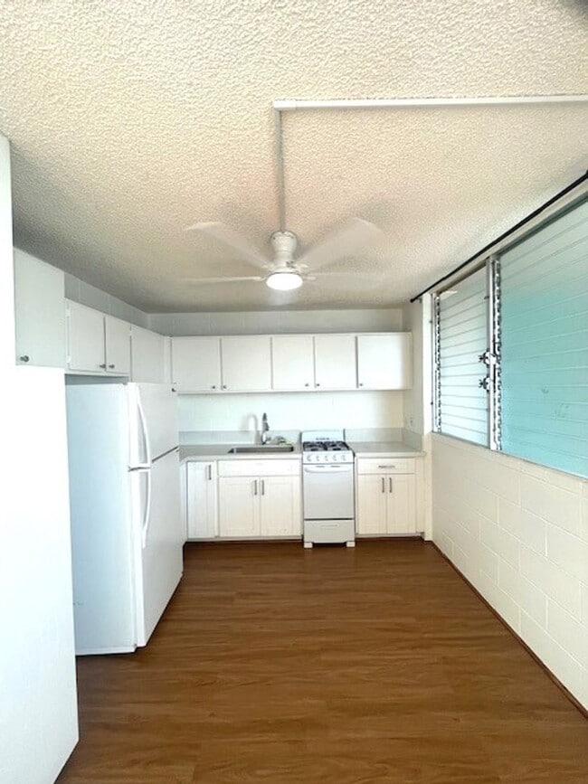 Building Photo - Renovated 2 Bedroom / 1 Bath in Honolulu