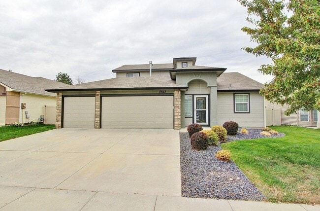 Building Photo - Spacious Craftsman Style Home