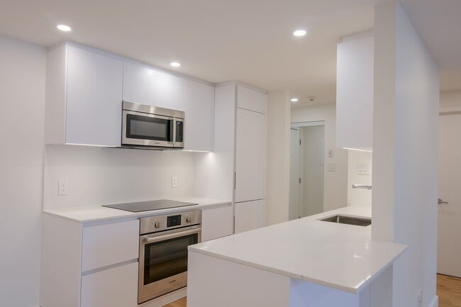 Building Photo - 1565 Avenue Victoria Unit 314