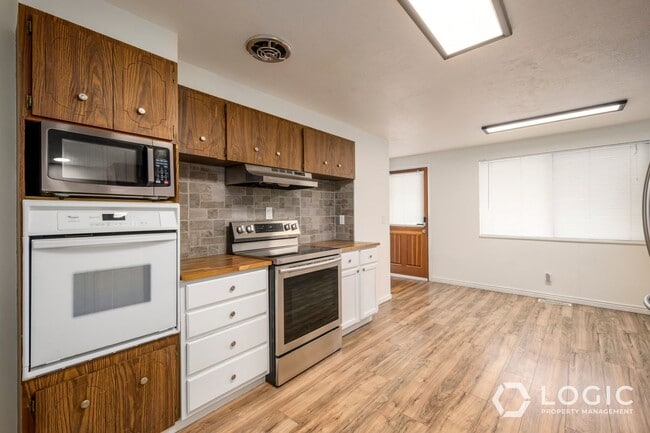Photo - 759 Riverside Dr Unit Upstairs