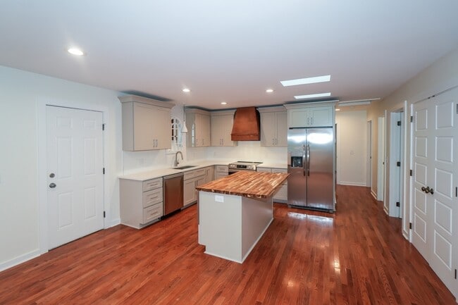 Photo - 440 S May St