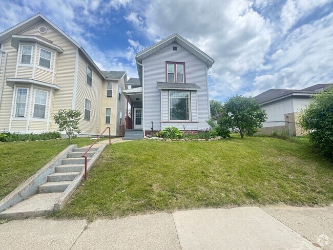 Building Photo - Large 4 bedroom home!