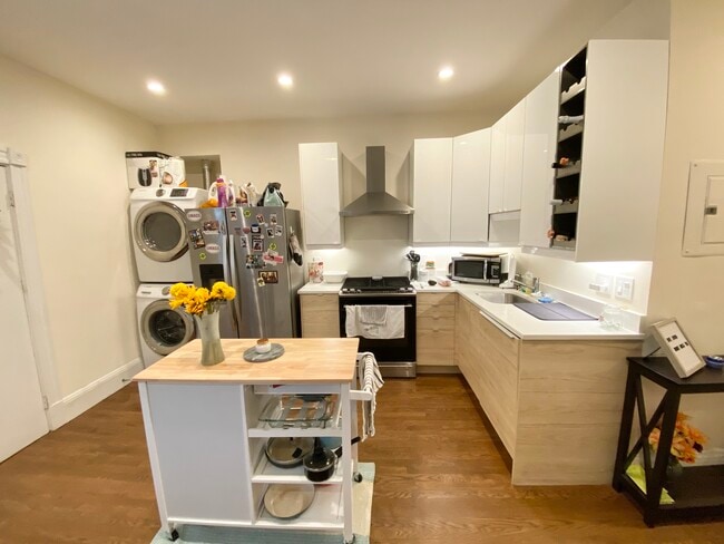 Building Photo - 115 Buttonwood St Unit T