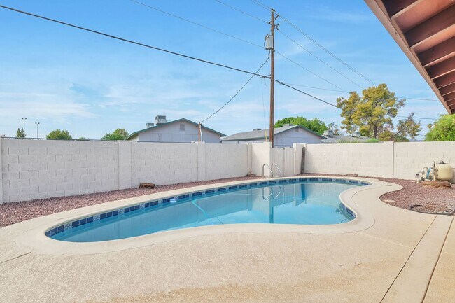Photo - Spacious 6-Bedroom, 4-Bath Pool Home Near ASU Campus