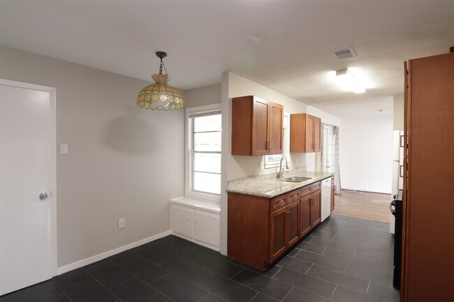 Photo - 6915 Edgemoor Dr