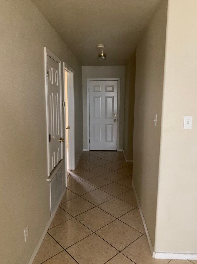 Photo - 121 Ramon Cardenas Dr Unit B