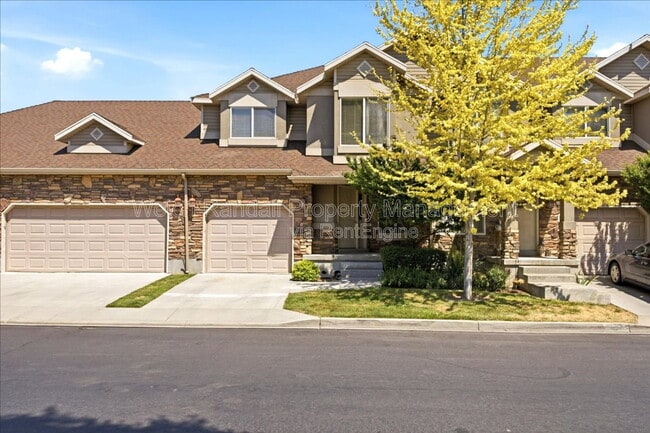 Building Photo - 672 E Clearwater Dr N