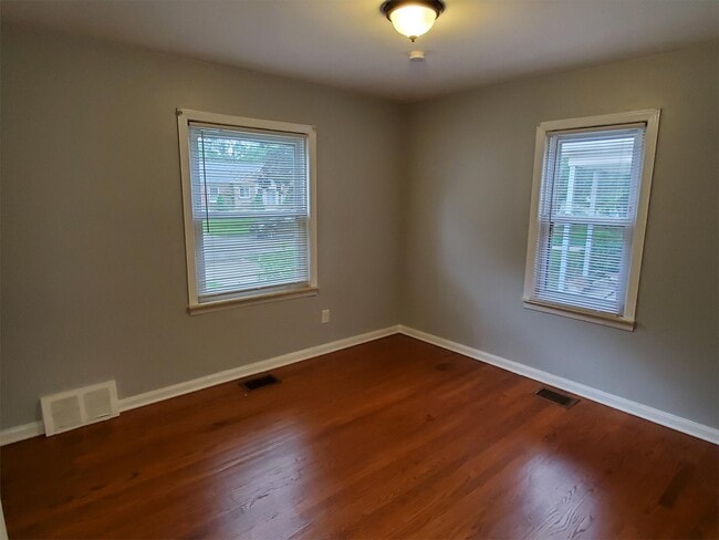 Photo - 8224 Riverdale St