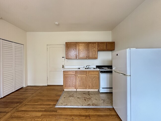 Photo - 1034 W George St Unit 302