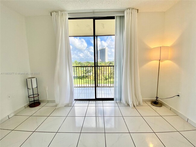 Building Photo - 16950 W Dixie Hwy Unit A536 Rental