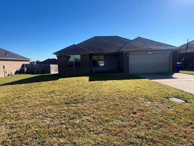 Building Photo - 3 Bed 2 Bath Home