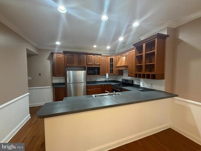 Photo - 107 N High St