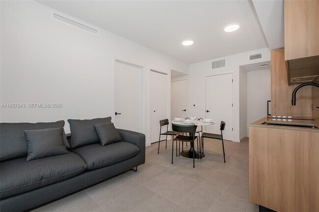 Photo - 121 NE 5th St Unidad 706