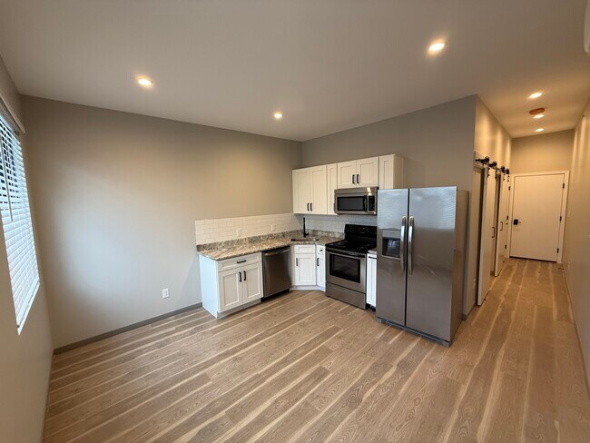 Tribuna en el lado oeste de la pista - 2602 Huntingdon Ave Unidad 1-Bed