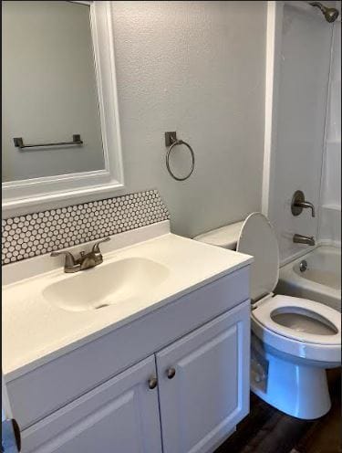 2 identical baths - 2512 E Monument St Unidad 2512