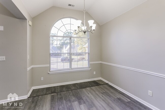 Photo - 540 Classic Dr N