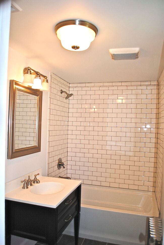 Building Photo - 60 Hayward Pl Unit 2