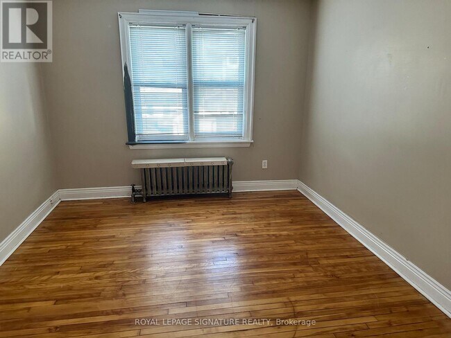 Photo - 1062 Main St W