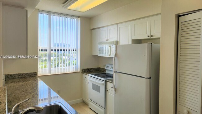 19501 W Country Club Dr Unit 704