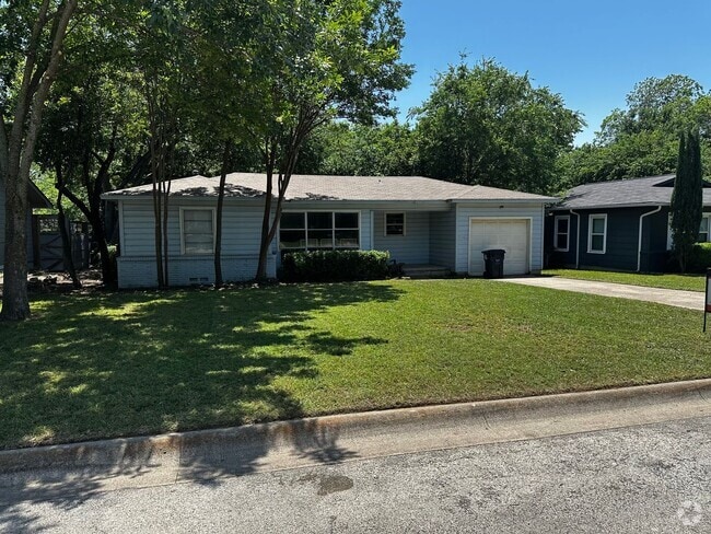 Building Photo - 2 Bedroom/1 Bath Home