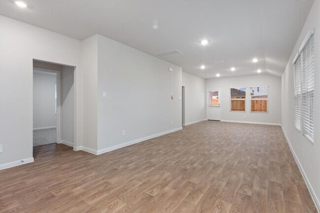 Photo - 108 Raymondville Path