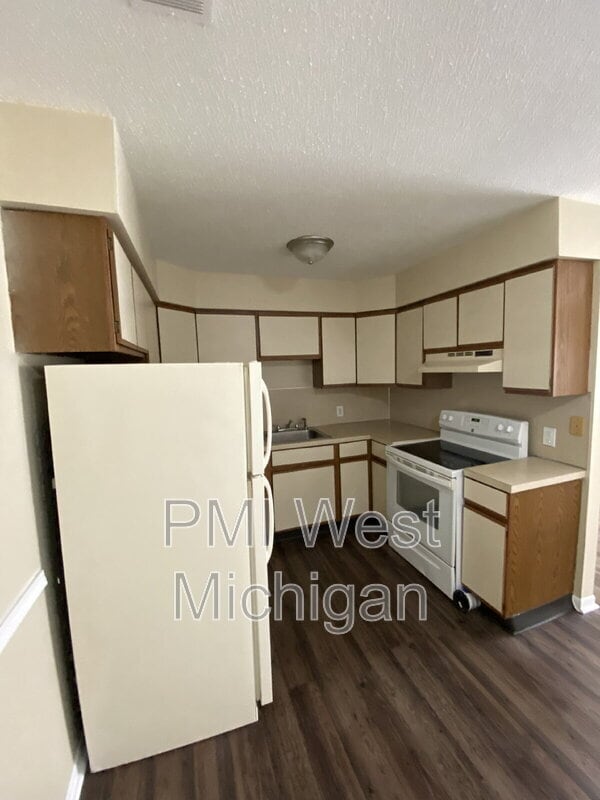 6065 In the Pines Dr SE