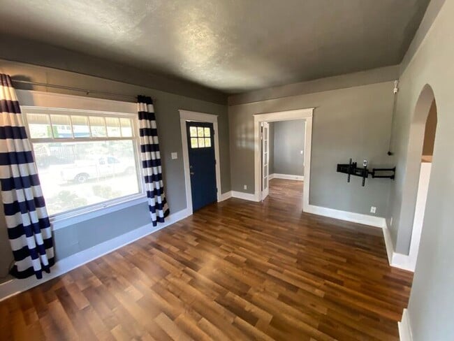 Photo - 1017 Elm St NW