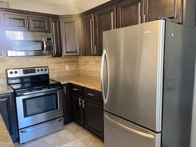 Photo - $1,250 For Lease-1 Bedroom-1 Bath Apt in Triplex With Private Yard-Washer & Dryer in Phoenix 85008 ! Unit 49th2532-1