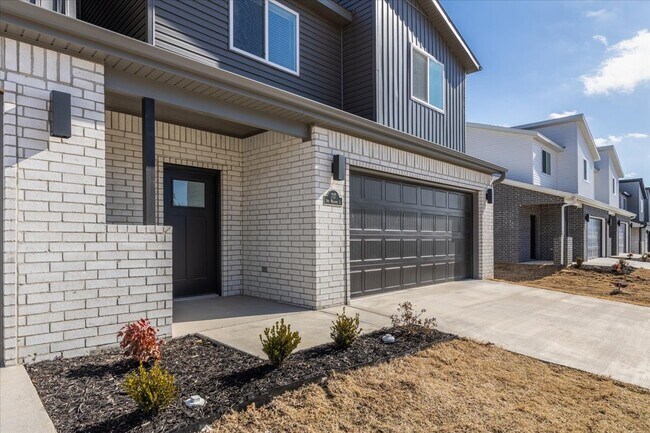 Building Photo - 717 Sun Meadow Dr