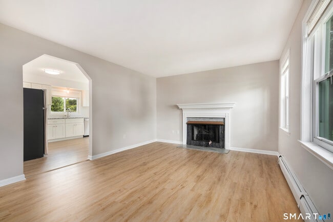 Photo - 40 Kingsbury Ln