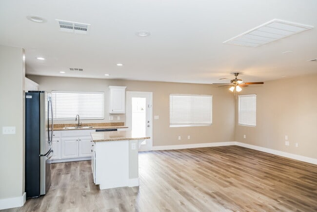 Photo - 7310 Prussian Green St