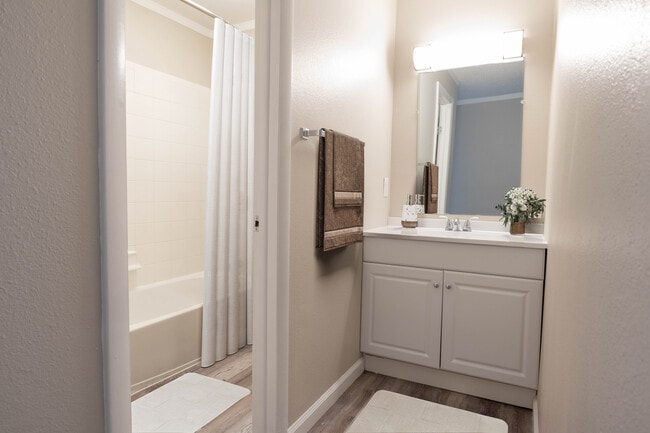 2 BR, 1 BA - Seperate Vanity (Aspen)