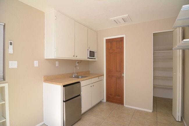 Photo - Nice Charming Studio! Close to the UofA!