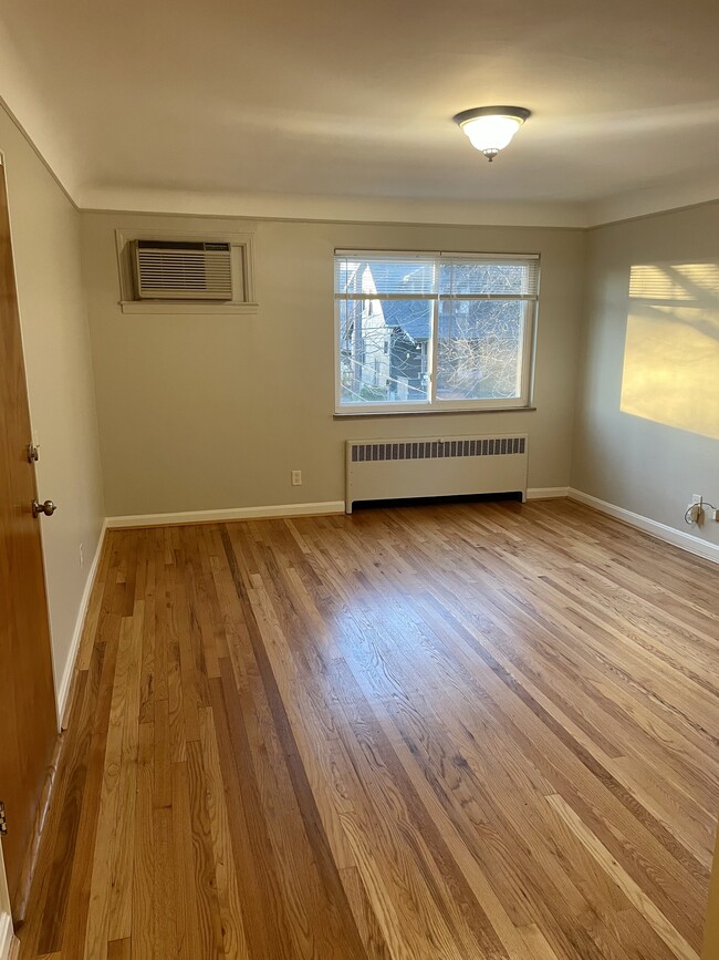 Building Photo - 6014 Woodmont Ave Unit 3 Rental