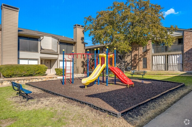 Patio de juegos - Montfort Crossing